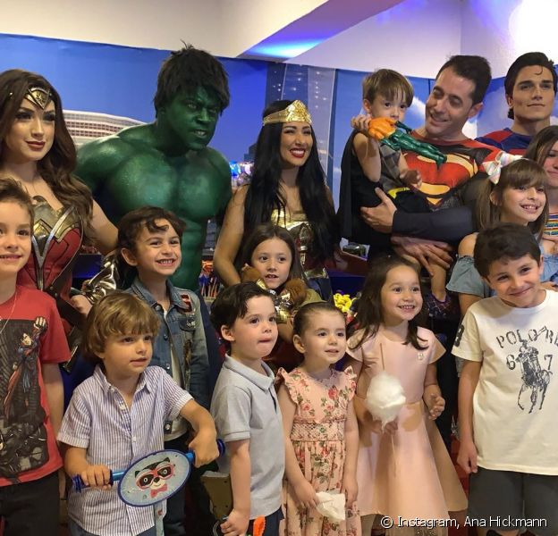 Simaria e marido, Vicente, viram Mulher Maravilha e Super Homem em festa. Confira vídeo postado nesta quarta-feira, dia 11 de setembro de 2019