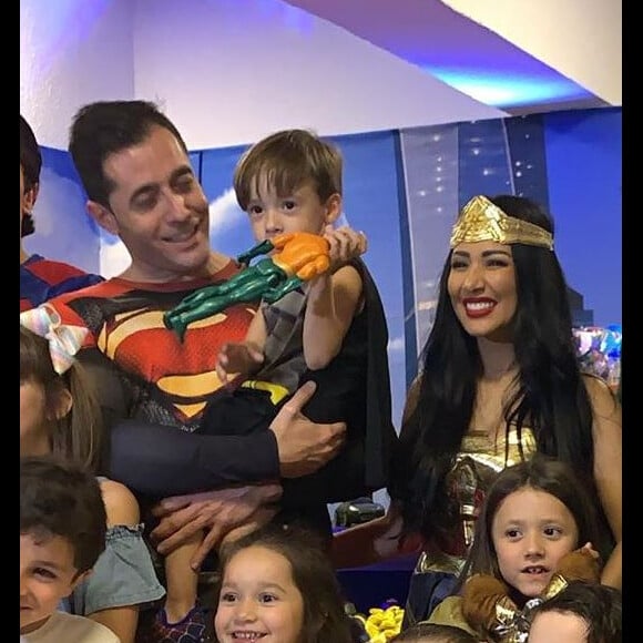 Simaria se vestiu de Mulher Maravilha na festa de aniversário do filho, Pawel