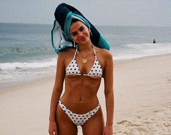 Bruna Marquezine usa biquíni branco em foto e corpo chama atenção de fãs:  'Queria essa barriga' - Purepeople