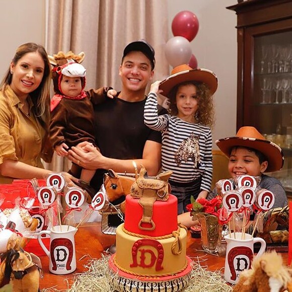 Filho de Thyane Dantas e Wesley Safadão ganhou fantasia de minicavalo ao comemorar 11 meses