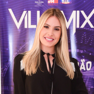 Com look all black, Thyane Dantas posou em camarim antes de show do marido, Wesley Safadão