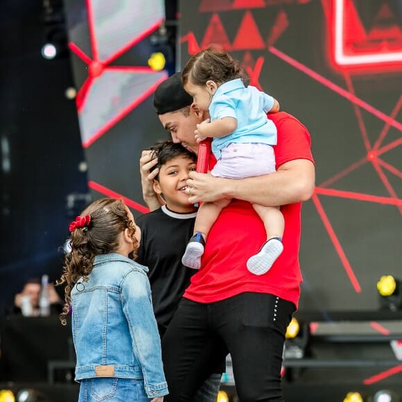 Wesley Safadão recebeu os filhos a gravar novo DVD durante show no Rio
