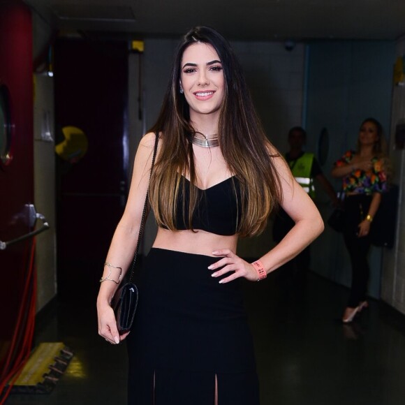 Jade Maganhães, noiva de Luan Santana, deixou a barriguinha de fora ao escolher um look cropped para o evento