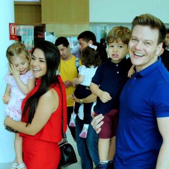 Filho de Thais Fersoza e Michel Teló, Teodoro combinou look com o pai ao assistir show de Patati Patatá em teatro do Rio de Janeiro, neste domingo, 15 de setembro de 2019