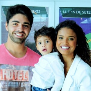 Aline Dias levou o filho, Bernardo, e o marido, Rafael Cupello, para assistirem show de Patati Patatá em teatro do Rio