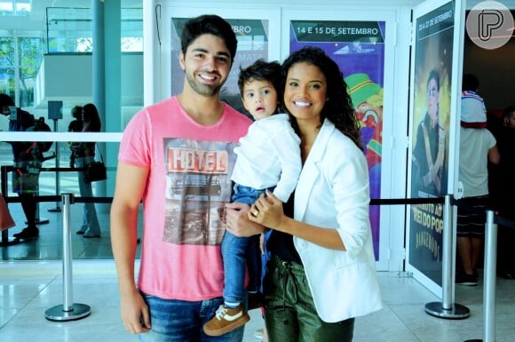 Aline Dias levou o filho, Bernardo, e o marido, Rafael Cupello, para assistirem show de Patati Patatá em teatro do Rio