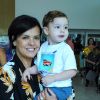 Marcella Muniz posou com o neto, Gael, antes do show de Patati Patatá em teatro do Rio