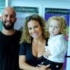 Maíra Charken foi com o marido, Renato Antunes, e o filho, Gael, para o show de Patati Patatá em teatro do Rio
