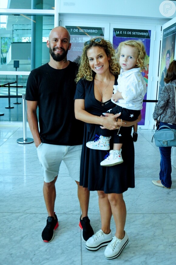 Maíra Charken foi com o marido, Renato Antunes, e o filho, Gael, para o show de Patati Patatá em teatro do Rio
