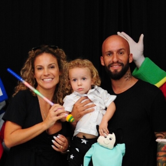 Filho de Maíra Charken e Renato Antunes, Gael, curtiu o show de Patati Patatá em teatro do Rio de Janeiro, neste domingo, 15 de setembro de 2019