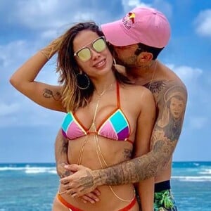 Em boate, Anitta teria ficado o tempo todo com suas amigas e cercada de câmeras, já gravando a segunda temporada do documentário 'Vai, Anitta'