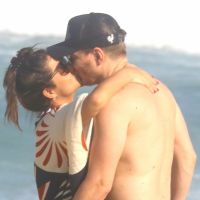 Michel Teló e Thais Fersoza trocam beijos em dia de praia com os filhos. Fotos!