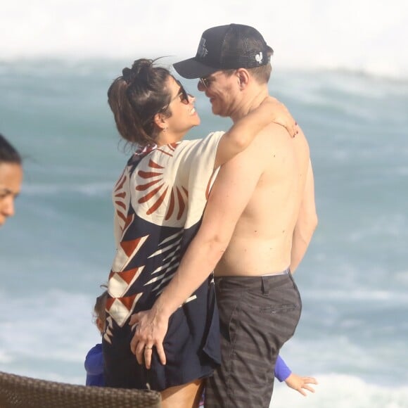 Michel Teló e Thais Fersoza trocaram carinhos em praia do Rio de Janeiro