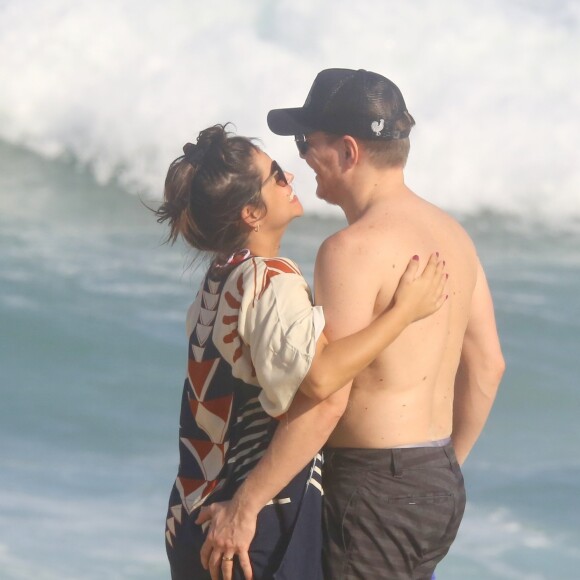Michel Teló e Thais Fersoza estiveram na Praia da Barra da Tijuca, Zona Oeste do Rio