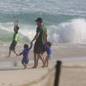 Michel Teló e Thais Fersoza levaram os filhos à Praia da Barra da Tijuca, Zona Oeste do Rio