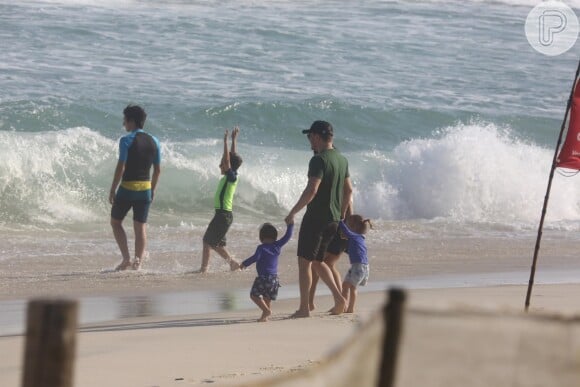 Michel Teló e Thais Fersoza levaram os filhos à Praia da Barra da Tijuca, Zona Oeste do Rio