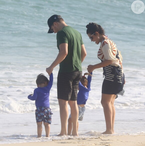 Michel Teló foi fotografado na praia com Thais Fersoza e os filhos