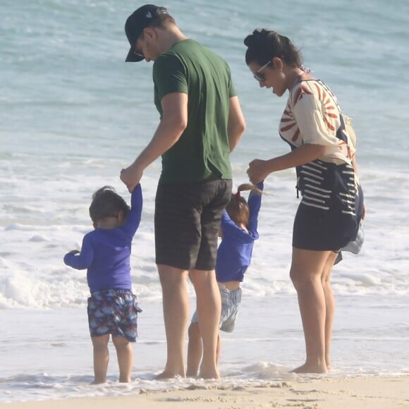 Michel Teló foi fotografado na praia com Thais Fersoza e os filhos