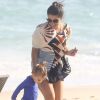 Thais Fersoza se divertiu com a filha, Melinda, em praia do Rio de Janeiro