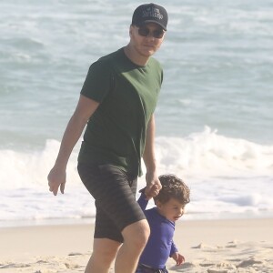 Michel Teló foi visto com o filho, Teodoro, em praia do Rio de Janeiro