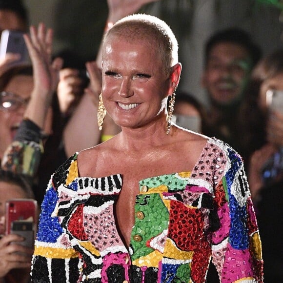 Xuxa desfilou duas vezes na passarela em homenagem à Yes, Brasil: 'Eu que pedi para entrar a segunda vez'