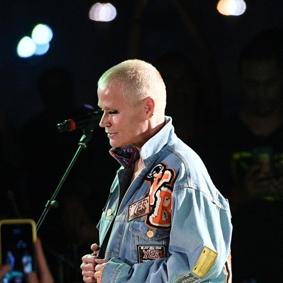 Xuxa encontrou amigos como Gilberto Gil e Monique Evans em desfile no Rio de Janeiro