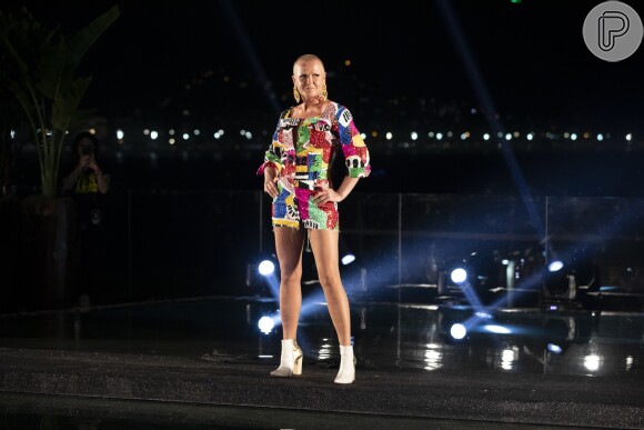 Vestido curto e colorido: Xuxa chamou atenção ao desfilar com look em inspirado na moda dos anos 80