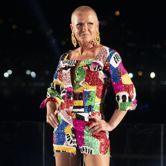 Vestido curto e colorido: Xuxa chamou atenção ao desfilar com look em inspirado na moda dos anos 80