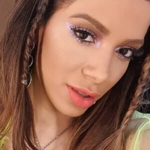 Nada discreta! Anitta alia transparência, neon e biquíni em look para TV nesta terça-feira, dia 17 de setembro de 2019