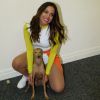 Anitta já usou looks com detalhes em neon, como o da foto com o seu cachorro Plínio