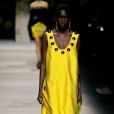 O amarelo neon ganhou um efeito bem saturado e aceso na passarela da Christopher Kane, na Semana de Moda de Londres