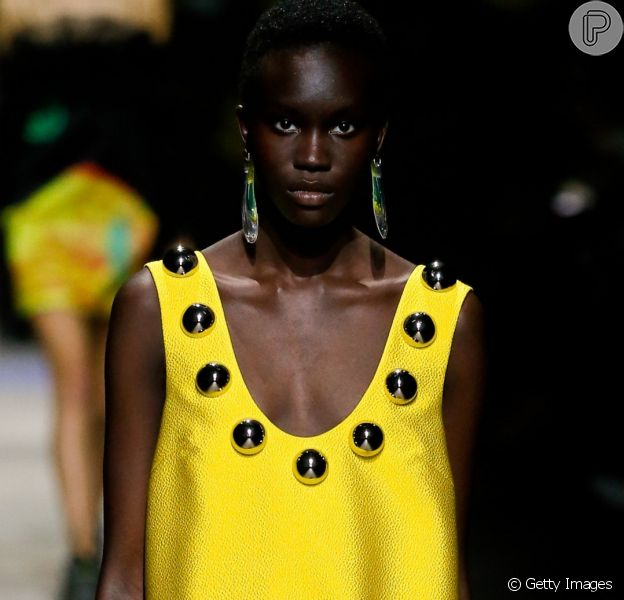 O verão 2020 promete ter cores saturadas na moda! Inspire-se nos looks das passarelas