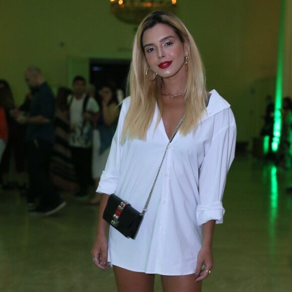 Giovanna Lancellotti exibe bronzeado em show nesta quinta-feira, dia 19 de setembro de 2019