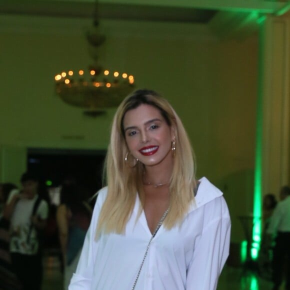 Giovanna Lancellotti usa vestido chemise branco para show nesta quinta-feira, dia 19 de setembro de 2019