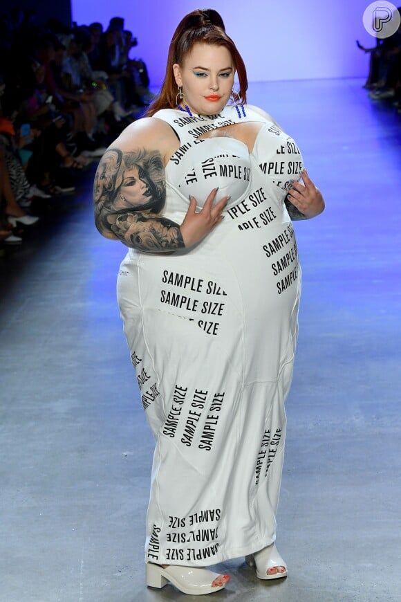 Mulheres gordas nas passarelas: a modelo Tess Holliday foi destaque no desfile da Chromat na NYFW 2020