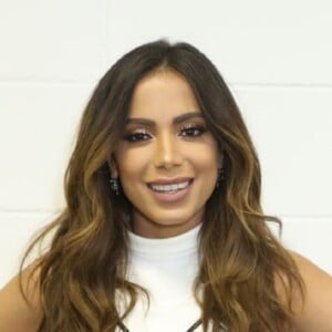 Anitta usa calça grifada e se diverte com amigos em balada de Miami: 'De volta'