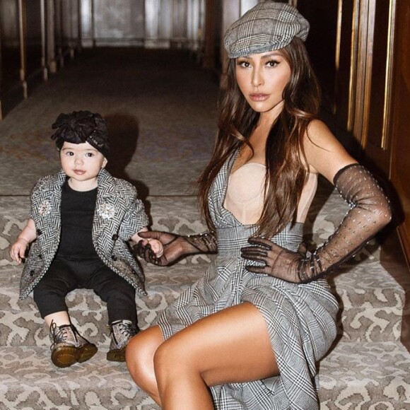Mas foi Zoe, filha de Sabrina Sato, quem roubou a cena com um look combinando com o da mamãe famosa
