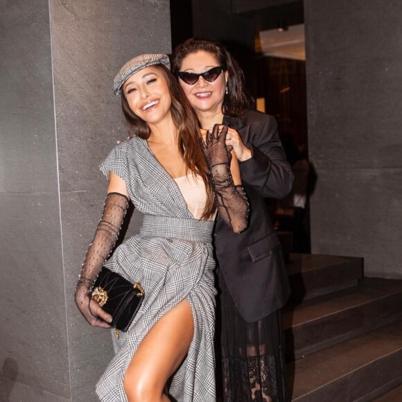 Sabrina Sato foi ao evento acompanhada pela mãe, dona Kika Sato