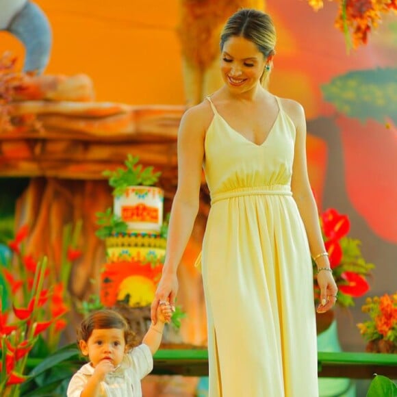Thyane Dantas combina look com tema de festa. Empresária usou vestido midi de alças finas amarelo com fendas laterais