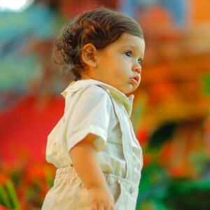 Filho mais novo de Wesley Safadão e Thyane Dantas, Dom usou macacão e camisa de botão em festa de 1 ano