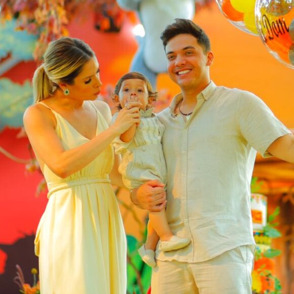 Wesley Safadão se derrete: 'Celebrando o nosso Rei Leão! 1 ano em que somos muito mais felizes!'
