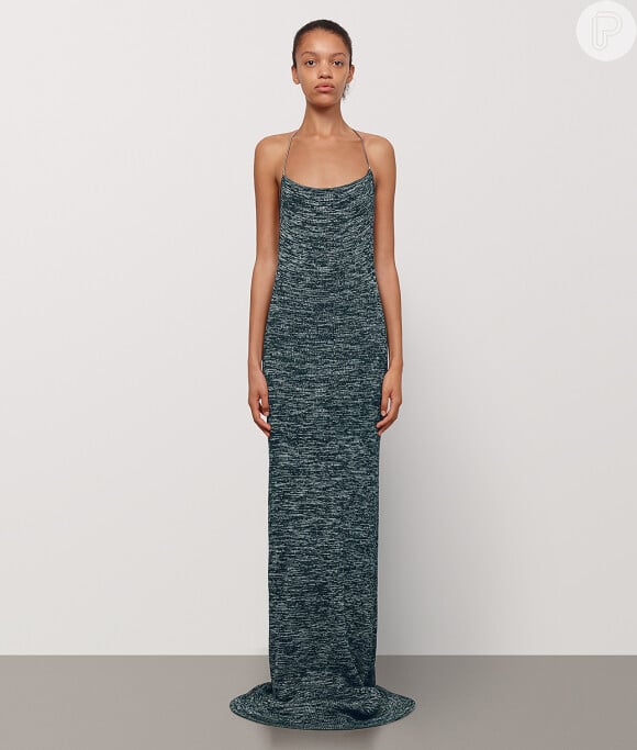 Vestido de alça, semelhante ao usado por Bruna Marquezine, está à venda no site da Bottega Veneta por $ 1,850, aproximadamente R$ 7 mil na cotação atual