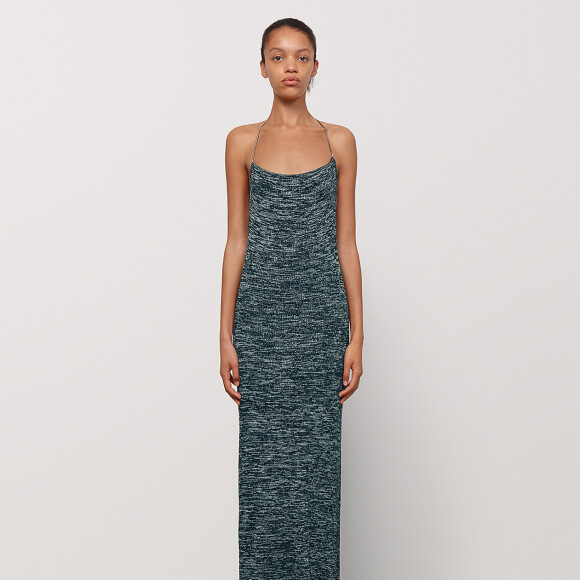 Vestido de alça, semelhante ao usado por Bruna Marquezine, está à venda no site da Bottega Veneta por $ 1,850, aproximadamente R$ 7 mil na cotação atual