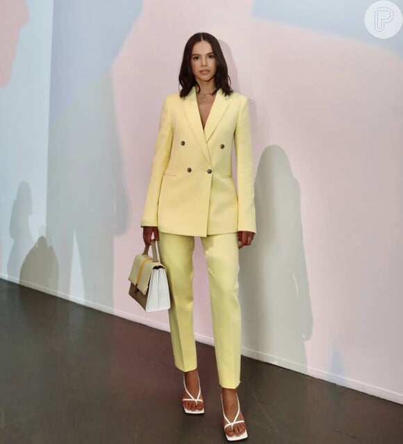 Bruna Marquezine apostou em look office amarelo para prestigiar desfile da Boss