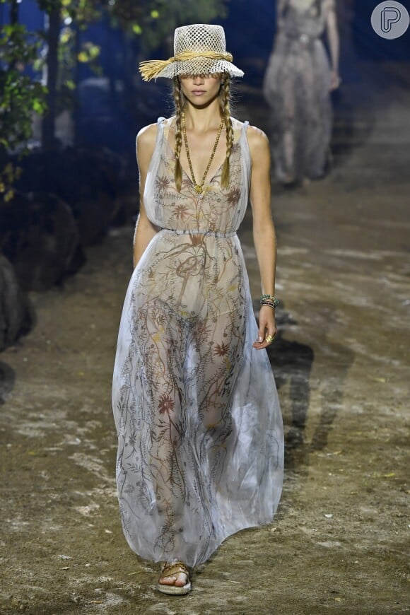 Vestidos longos esvoaçantes e com transparência prometem ser trend no verão 2020. Esse look é do desfile de Christian Dior na Semana de Moda de Paris