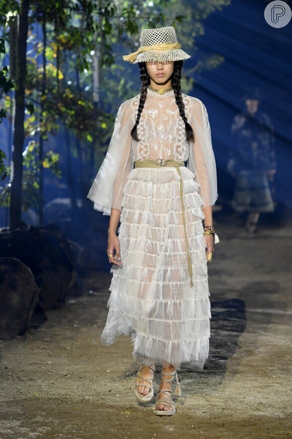 Vestidos brancos em tule e passamanaria são destaques na coleção de Christian Dior, na Semana de Moda de Paris