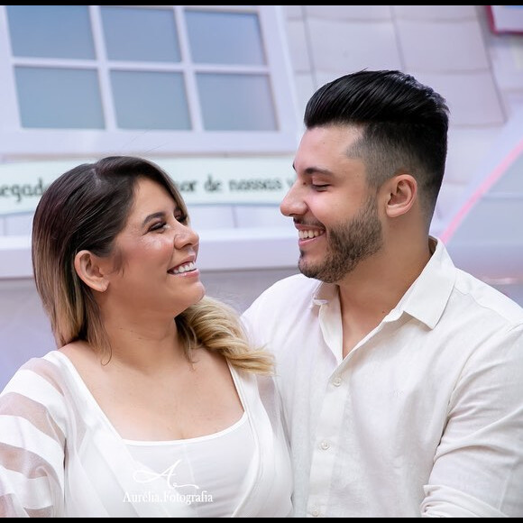 A assessora de Marília Mendonça disse que a cantora, grávida de seu primeiro filho com Murilo Huff, passa bem após cair em programa de TV
