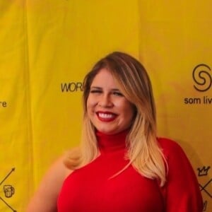 A cantora Marília Mendonça levou na esportiva a leve queda e, segundo colunista, riu do susto