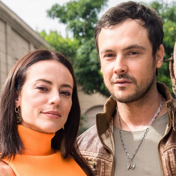 Vivi (Paolla Oliveira) e Chiclete (Sergio Guizé) são pegos no flagra na novela 'A Dona do Pedaço'