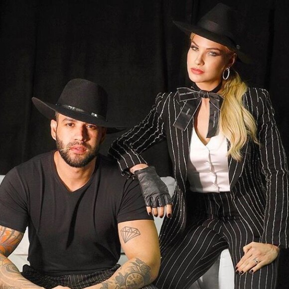 Gusttavo Lima combinou look com a mulher, Andressa Suita, no Aviões Fantasy neste sábado, 28 de setembro de 2019